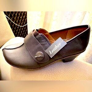 New Thom McAn Leather clogs